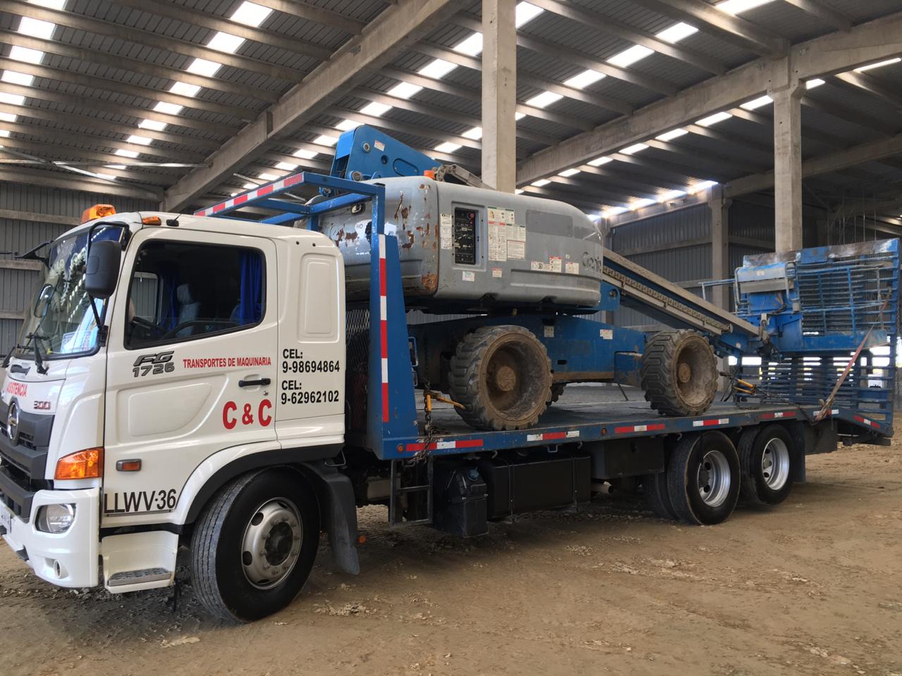 Camión CYC transportando maquinaria pesada