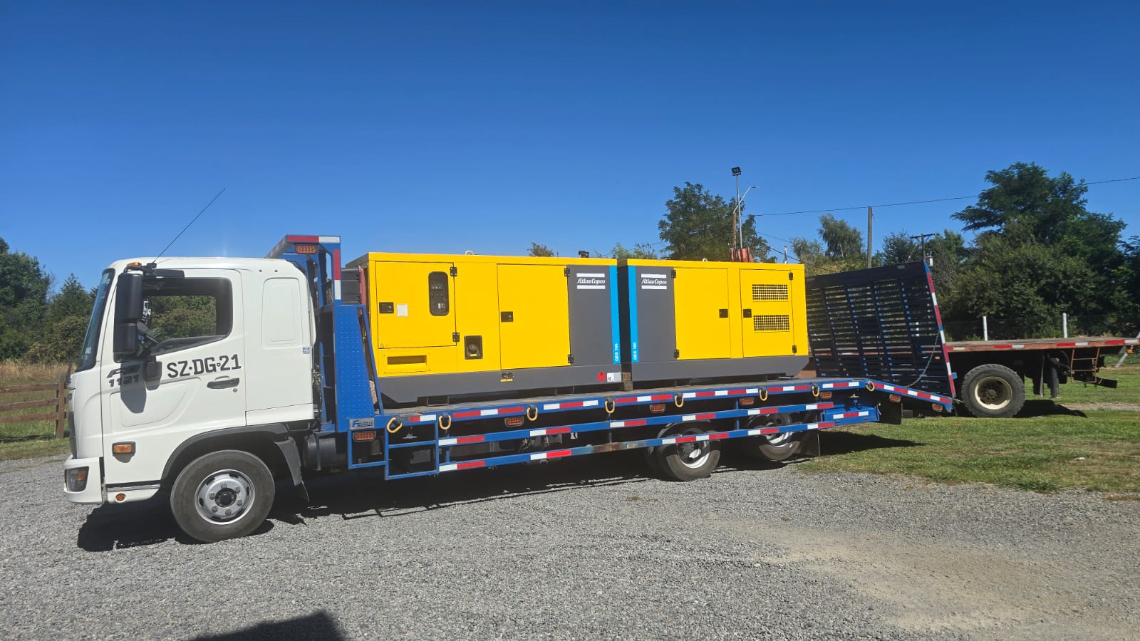 Camión plataforma CYC transportando equipo industrial